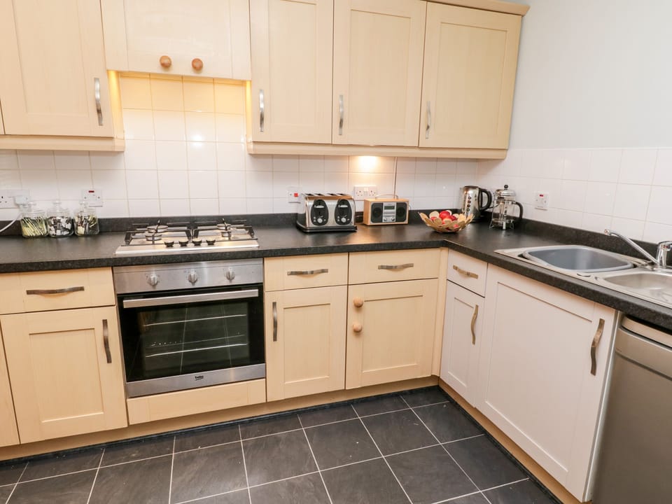 Cottage | Private kitchen | Electric kettle, toaster, cookware/dishes/utensils