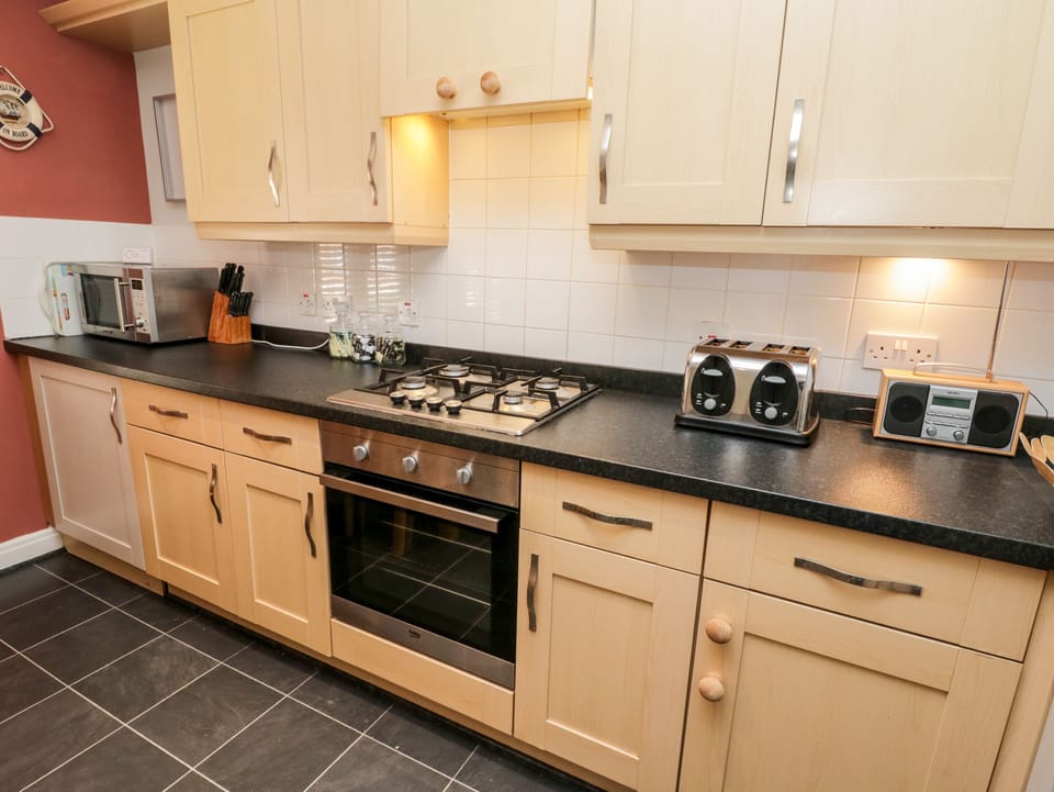 Cottage | Private kitchen | Electric kettle, toaster, cookware/dishes/utensils