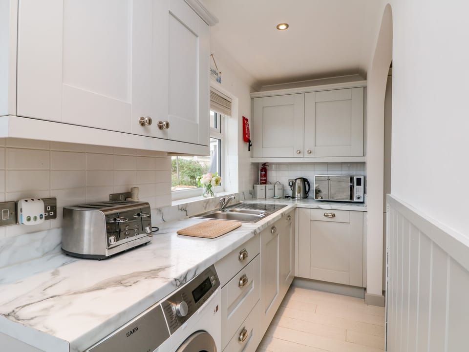 Cottage | Private kitchen | Fridge, dishwasher, electric kettle, toaster