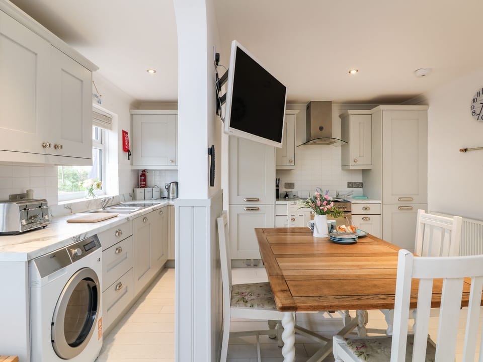 Cottage | Private kitchen | Fridge, dishwasher, electric kettle, toaster