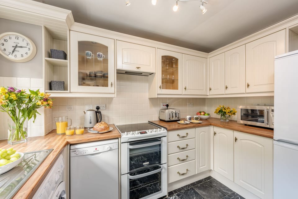 Cottage | Private kitchen | Dishwasher, cookware/dishes/utensils