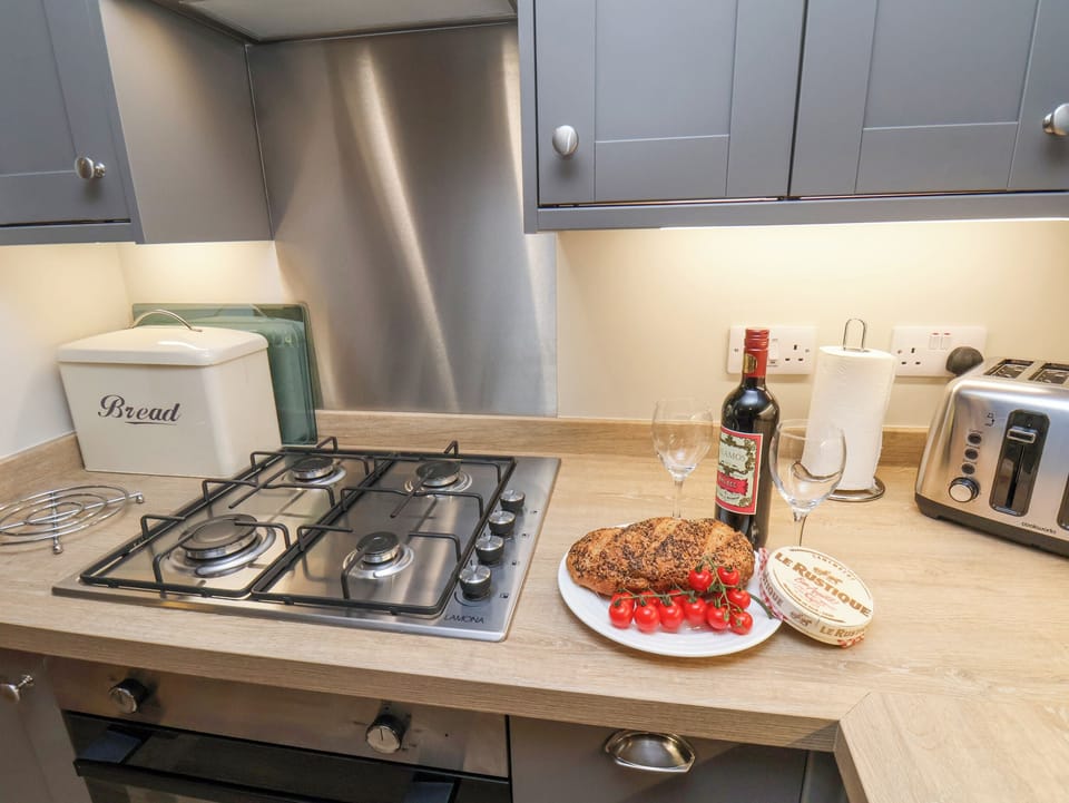 Cottage | Private kitchen | Microwave, dishwasher, highchair, cookware/dishes/utensils