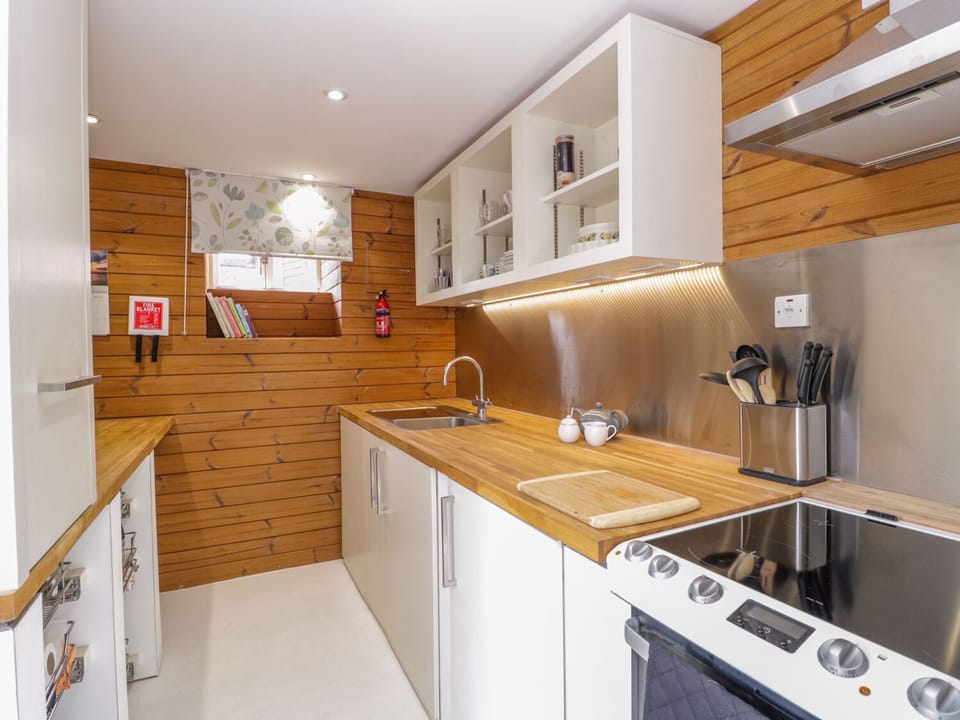 Cottage | Private kitchen | Microwave, dishwasher, cookware/dishes/utensils