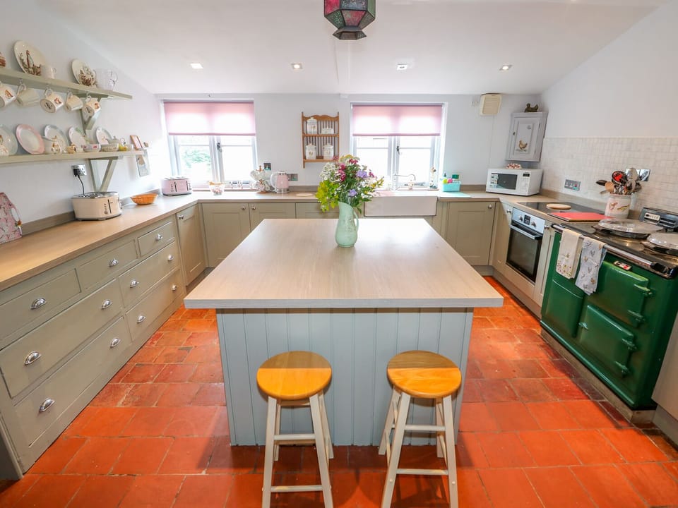 Cottage | Private kitchen | Microwave, dishwasher, electric kettle, toaster