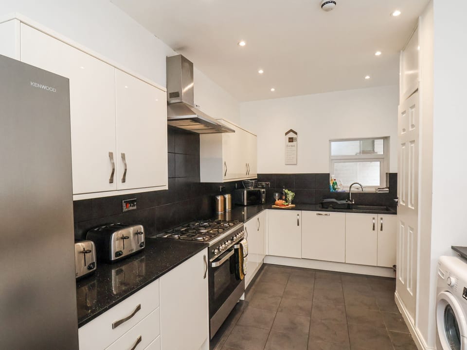Cottage | Private kitchen | Dishwasher, highchair, cookware/dishes/utensils