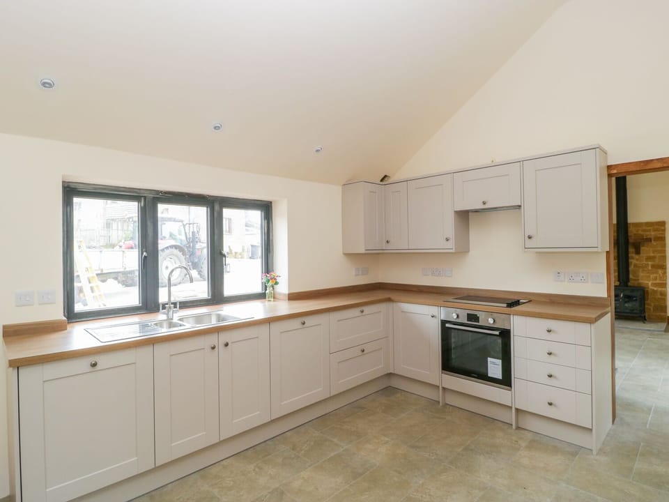Cottage | Private kitchen | Dishwasher, cookware/dishes/utensils