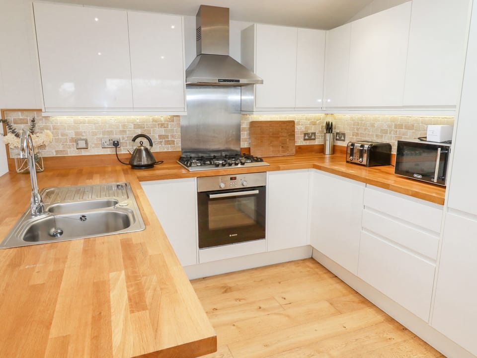 Cottage | Private kitchen | Dishwasher, cookware/dishes/utensils