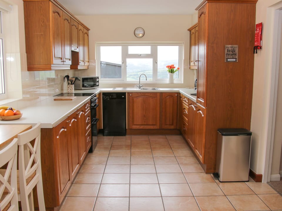 Cottage | Private kitchen | Microwave, stovetop, dishwasher, electric kettle