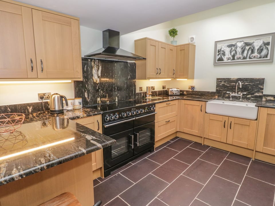 Cottage | Private kitchen | Dishwasher, electric kettle, toaster, cookware/dishes/utensils
