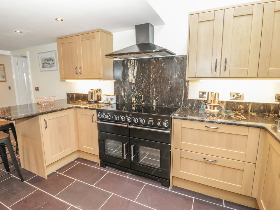 Cottage | Private kitchen | Dishwasher, electric kettle, toaster, cookware/dishes/utensils