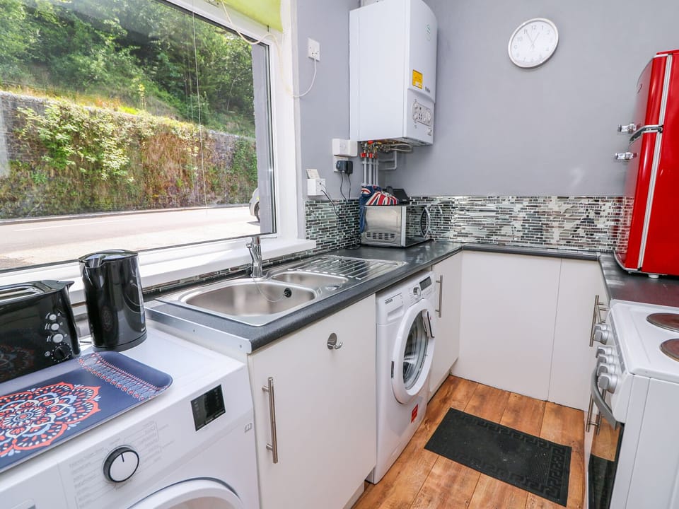 Cottage | Private kitchen | Microwave, stovetop, electric kettle, toaster