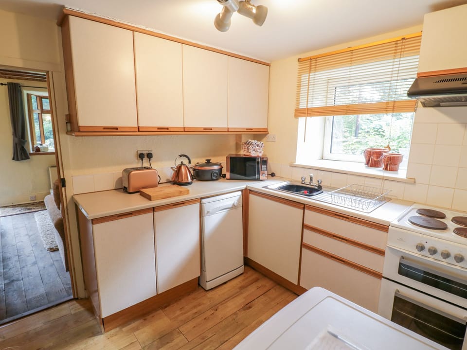 Cottage | Private kitchen | Dishwasher, toaster, cookware/dishes/utensils