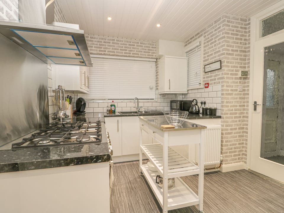 Cottage | Private kitchen | Dishwasher, cookware/dishes/utensils