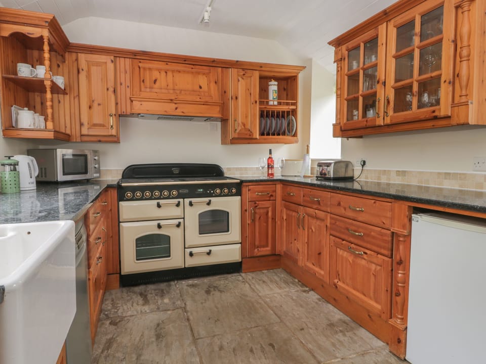 Cottage | Private kitchen | Dishwasher, highchair, cookware/dishes/utensils
