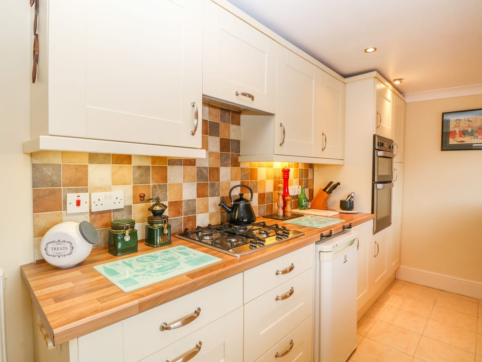 Cottage | Private kitchen | Fridge, microwave, stovetop, dishwasher