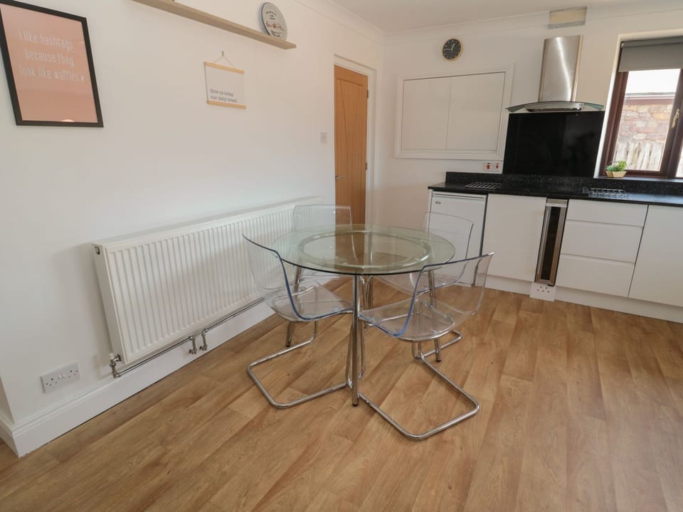 Cottage | Private kitchen | Microwave, electric kettle, toaster, cookware/dishes/utensils