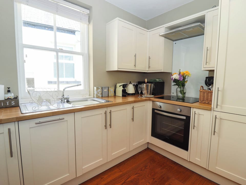 Cottage | Private kitchen | Dishwasher, highchair, cookware/dishes/utensils