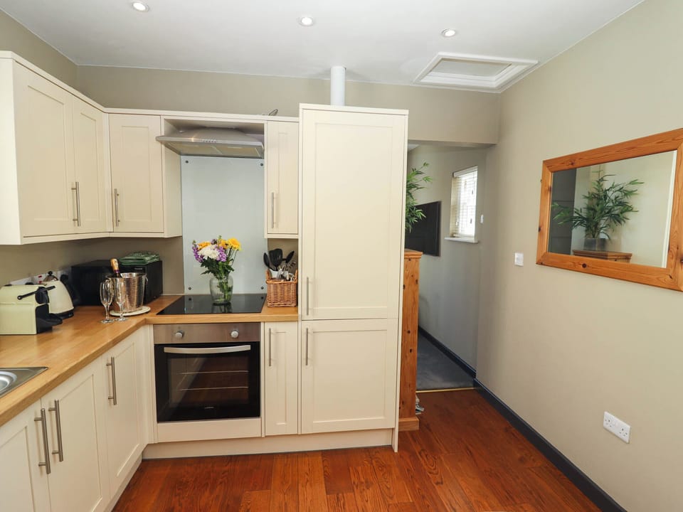 Cottage | Private kitchen | Dishwasher, highchair, cookware/dishes/utensils