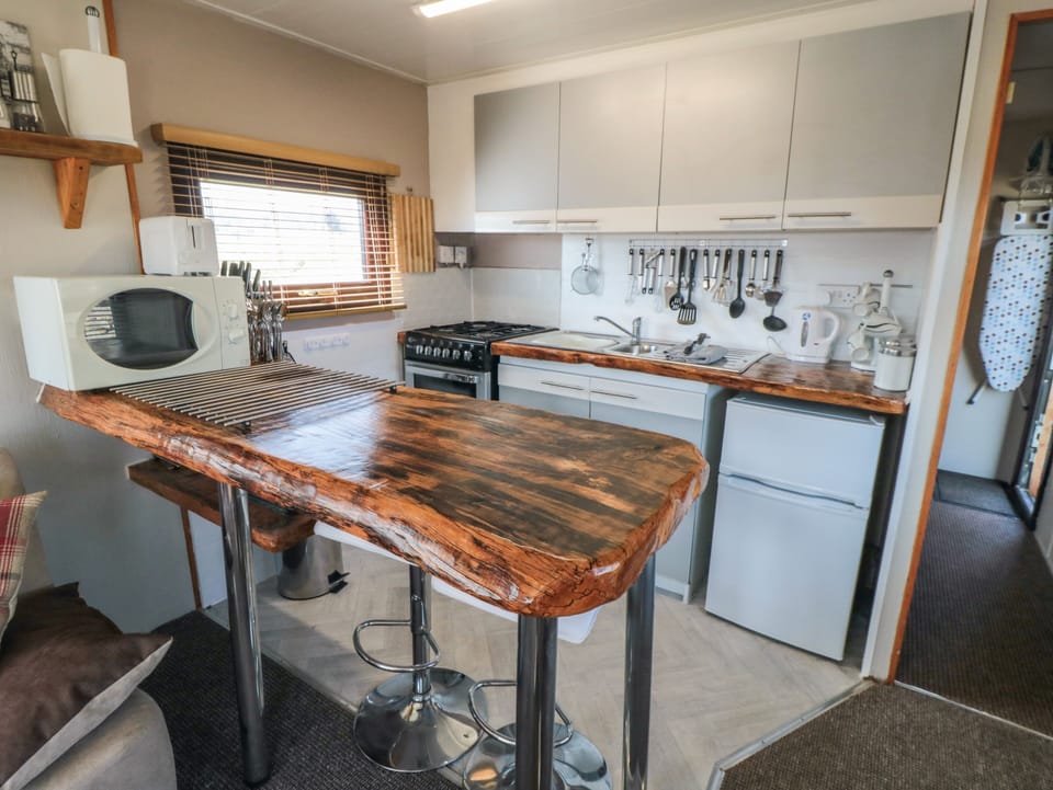 Cottage | Private kitchen | Microwave, electric kettle, toaster, cookware/dishes/utensils