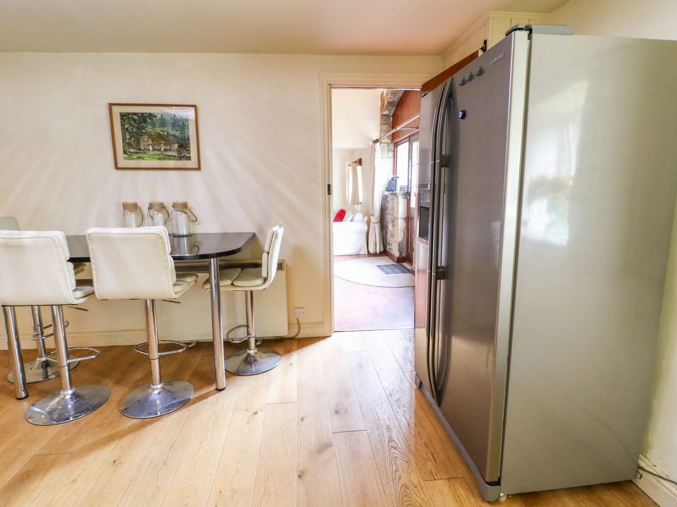 Cottage | Private kitchen | Microwave, electric kettle, toaster, cookware/dishes/utensils