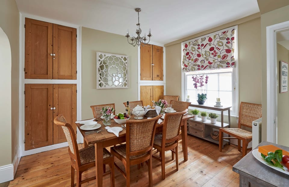 Cottage | Private kitchen | Dishwasher, highchair, cookware/dishes/utensils
