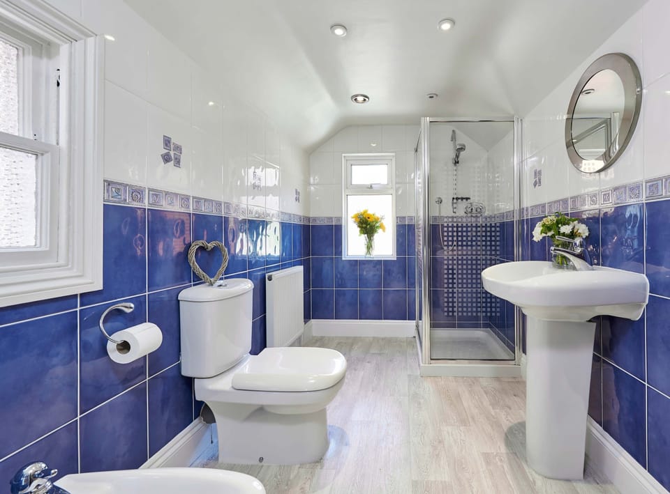 Cottage | Bathroom | Shower