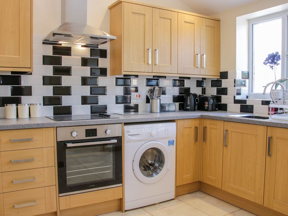 Cottage | Private kitchen | Fridge, microwave, cookware/dishes/utensils