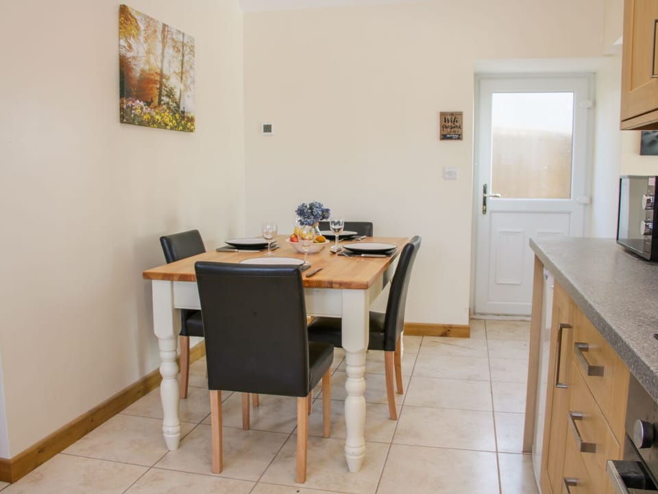 Cottage | Dining