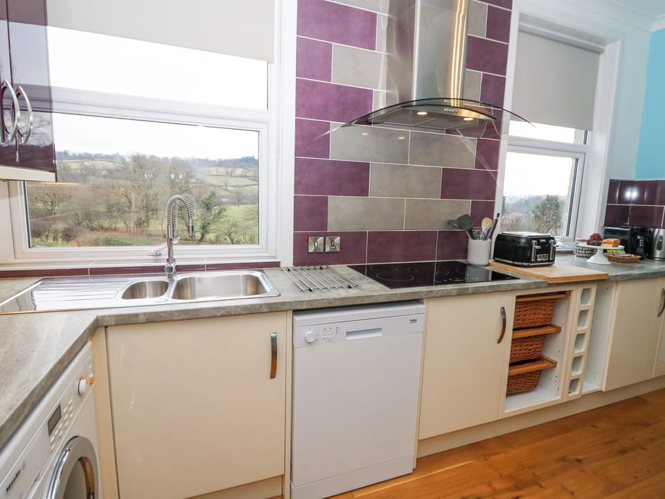 Cottage | Private kitchen | Stovetop, electric kettle, toaster, highchair