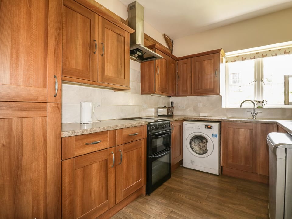 Cottage | Private kitchen | Fridge, microwave, stovetop, dishwasher