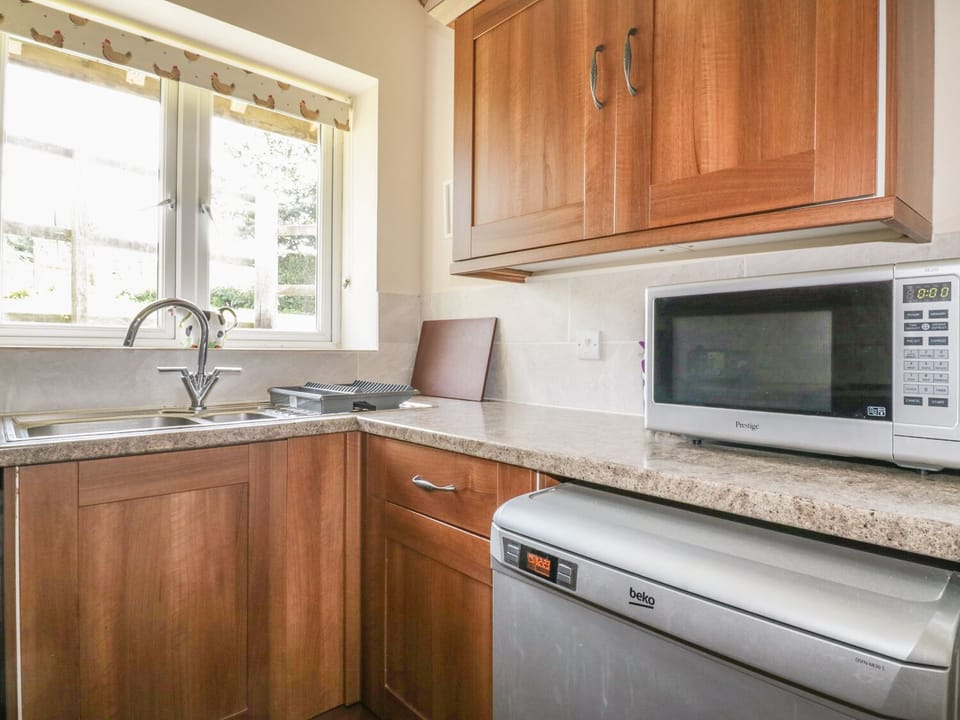 Cottage | Private kitchen | Fridge, microwave, stovetop, dishwasher