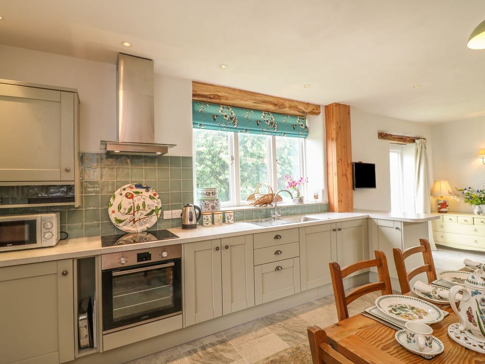 Cottage | Private kitchen | Fridge, microwave, stovetop, cookware/dishes/utensils