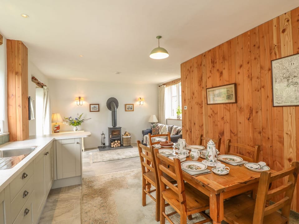 Cottage | Private kitchen | Fridge, microwave, stovetop, cookware/dishes/utensils