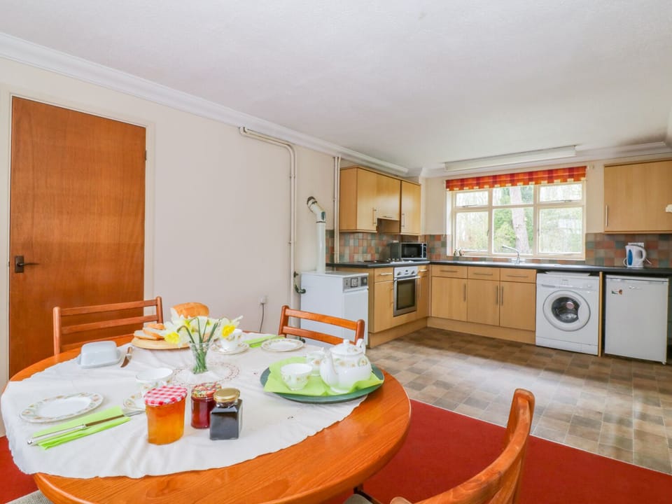 Cottage | Private kitchen | Fridge, microwave, cookware/dishes/utensils