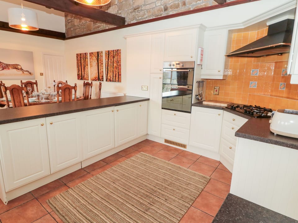 Cottage | Private kitchen | Dishwasher, cookware/dishes/utensils