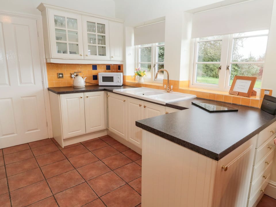 Cottage | Private kitchen | Dishwasher, cookware/dishes/utensils
