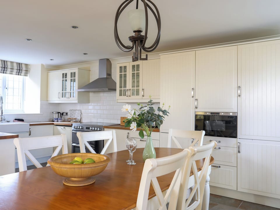Cottage | Private kitchen | Microwave, dishwasher, electric kettle, toaster