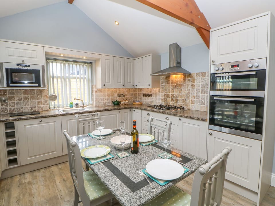 Cottage | Private kitchen | Fridge, microwave, dishwasher, cookware/dishes/utensils