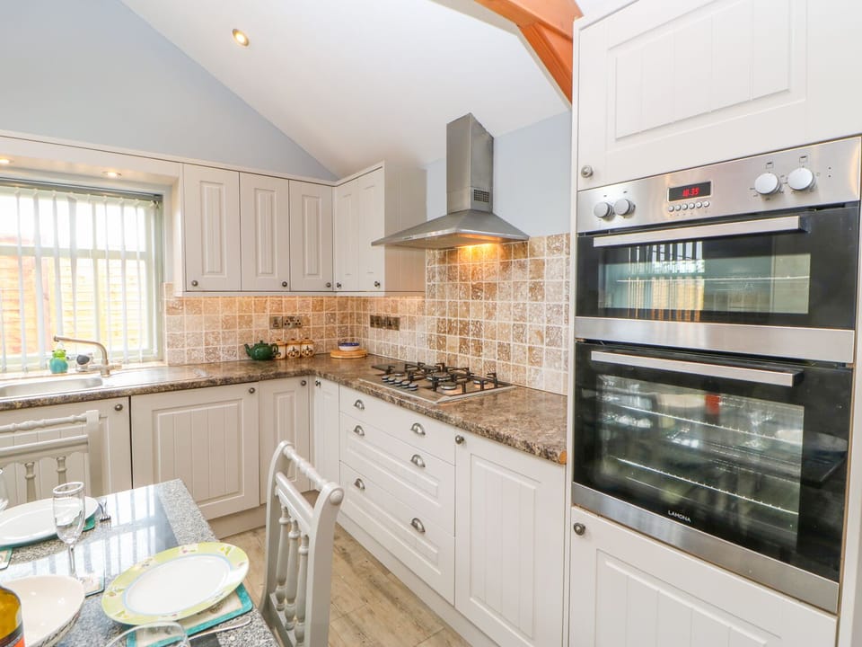 Cottage | Private kitchen | Fridge, dishwasher, cookware/dishes/utensils