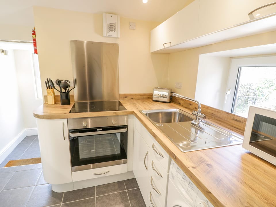 Cottage | Private kitchen | Fridge, microwave, stovetop, cookware/dishes/utensils