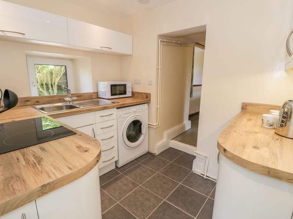 Cottage | Private kitchen | Fridge, microwave, stovetop, cookware/dishes/utensils