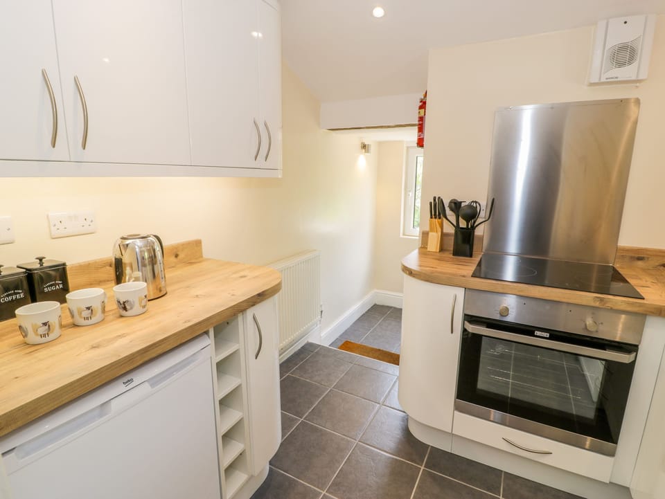 Cottage | Private kitchen | Fridge, microwave, stovetop, cookware/dishes/utensils