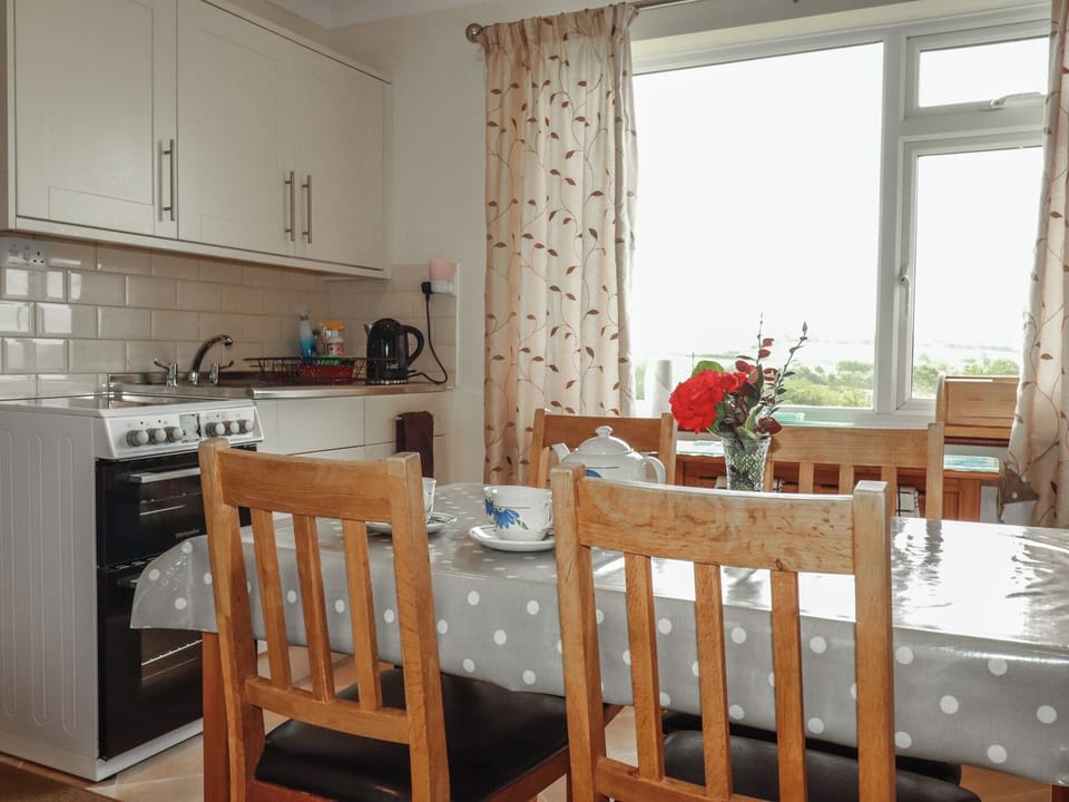 Cottage | Private kitchen | Fridge, microwave, toaster, highchair
