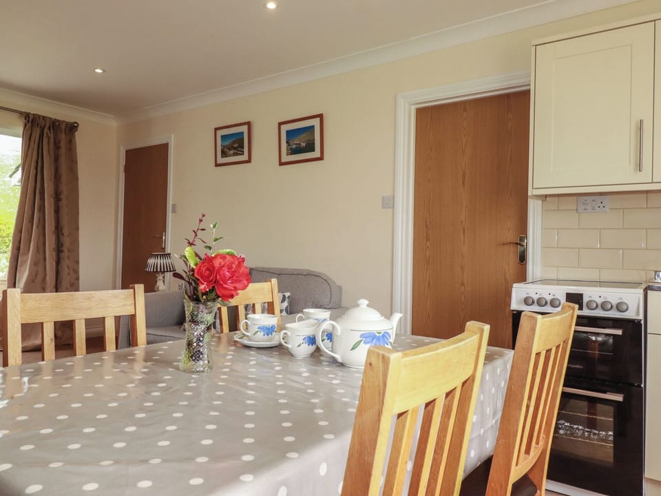 Cottage | Dining