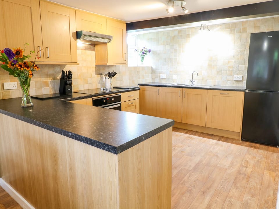 Cottage | Private kitchen | Microwave, dishwasher, electric kettle, toaster