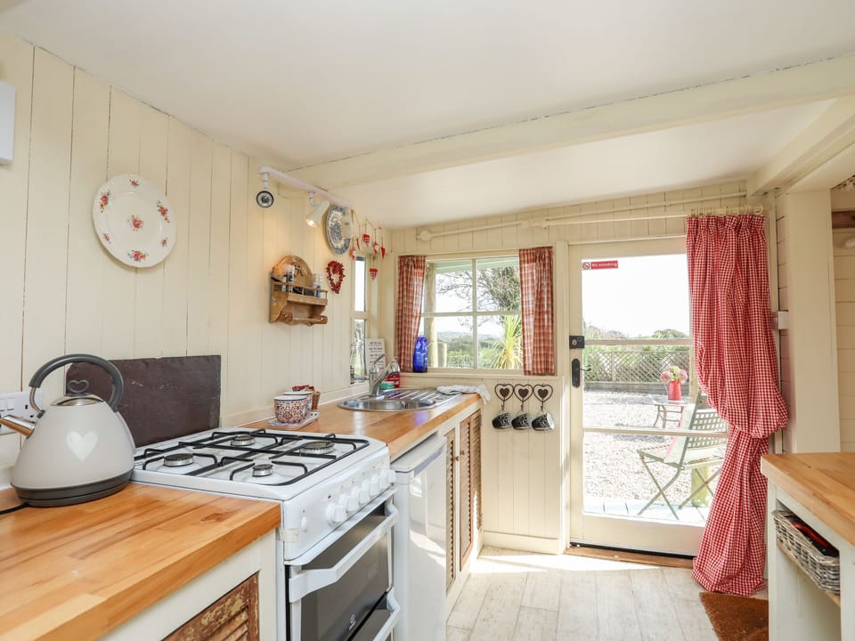 Cottage | Private kitchen | Fridge, microwave, electric kettle, toaster