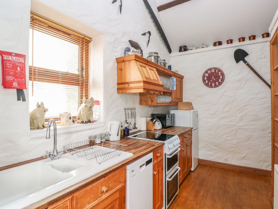 Cottage | Private kitchen | Microwave, stovetop, dishwasher, electric kettle