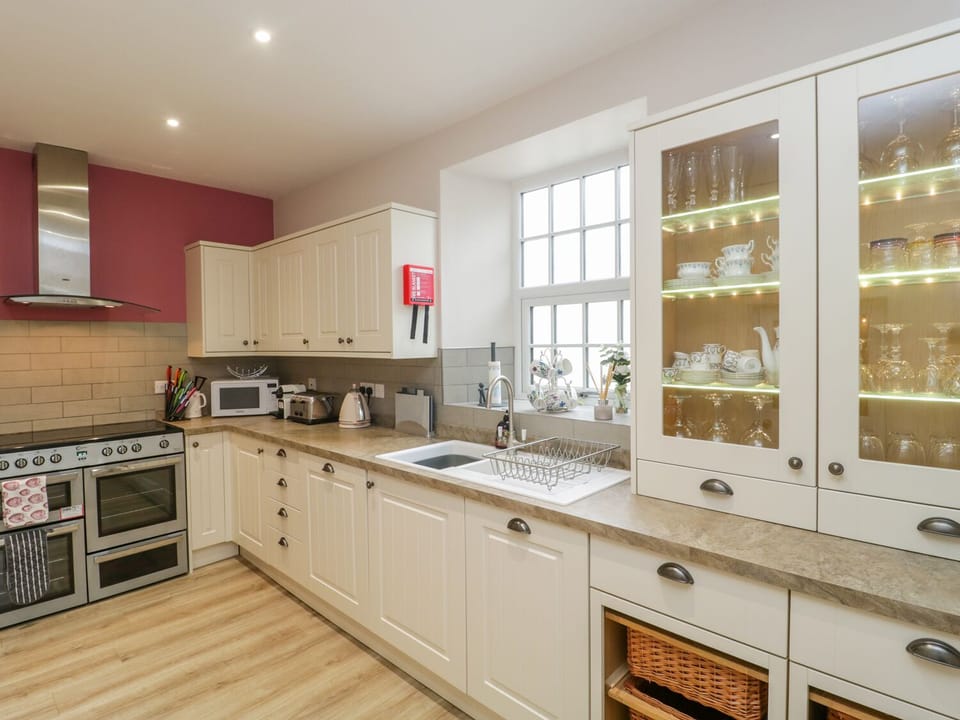 Cottage | Private kitchen | Stovetop, dishwasher, cookware/dishes/utensils