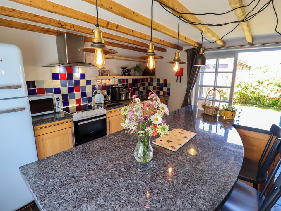 Cottage | Private kitchen | Dishwasher, electric kettle, highchair, cookware/dishes/utensils