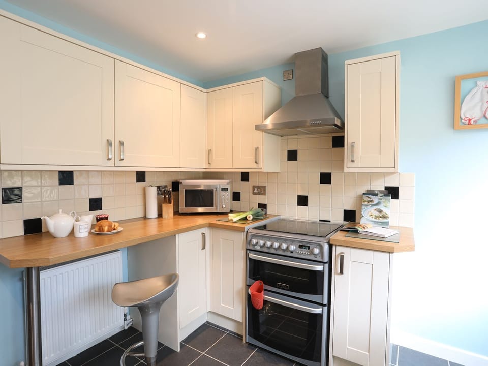 Cottage | Private kitchen | Microwave, dishwasher, electric kettle, toaster